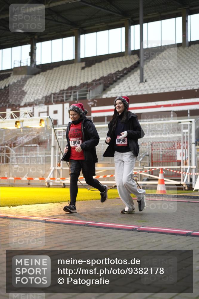 07.12.2025 - St. Pauli X-Mass-Run No. 15 Patografie http://msf.ph/oto/9382178 07.12.2025 10:21:02 Ziel 1386, 1407, 1898, 1900, 2565, 3984, 4338 meine-sportfotos.de