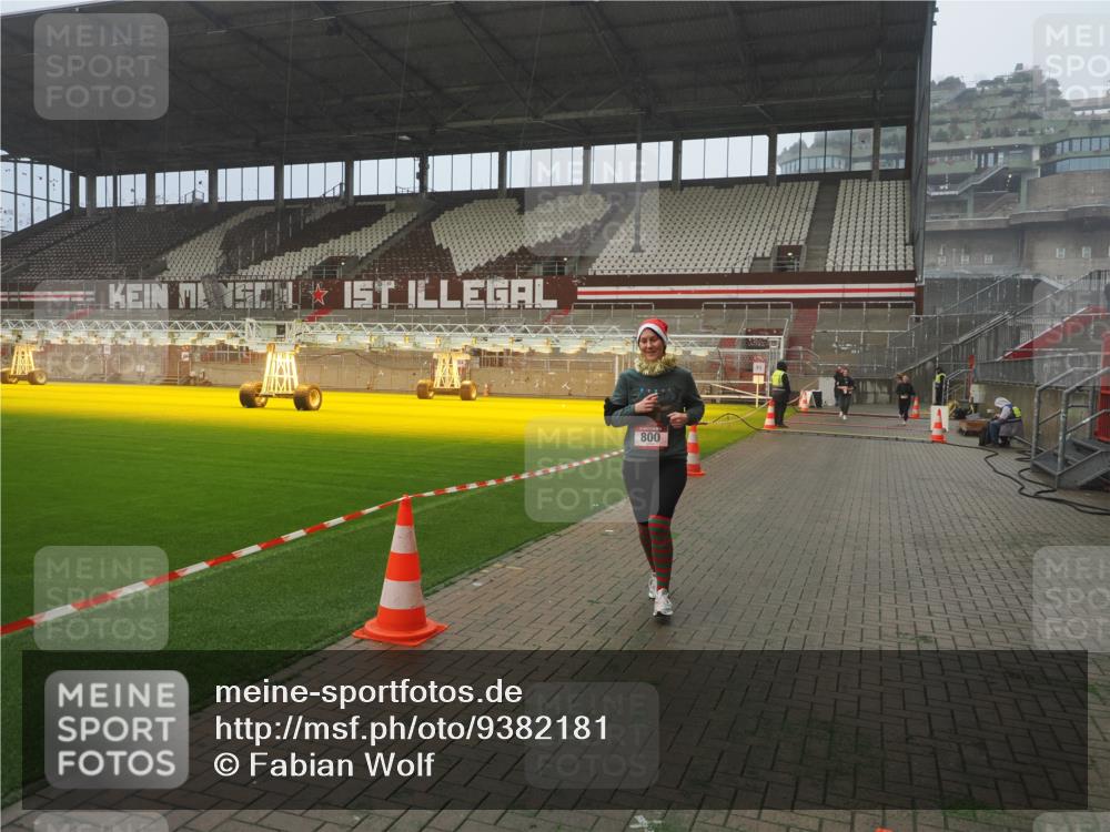 07.12.2025 - St. Pauli X-Mass-Run No. 15 Fabian Wolf http://msf.ph/oto/9382181 07.12.2025 10:09:33 Ziel 800, 899, 1172, 1243, 1248, 1718, 3493, 3756 meine-sportfotos.de
