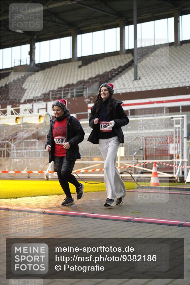 07.12.2025 - St. Pauli X-Mass-Run No. 15 Patografie http://msf.ph/oto/9382186 07.12.2025 10:21:02 Ziel 1386, 1407, 1898, 1900, 2565, 3984, 4338 meine-sportfotos.de