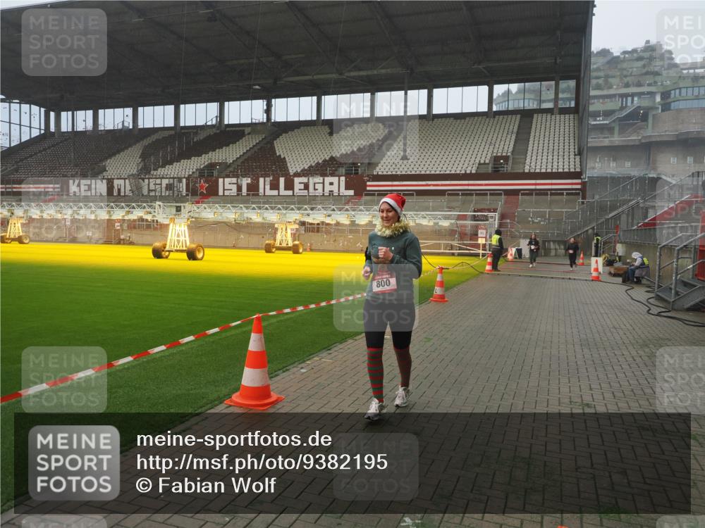 07.12.2025 - St. Pauli X-Mass-Run No. 15 Fabian Wolf http://msf.ph/oto/9382195 07.12.2025 10:09:34 Ziel 800, 899, 1172, 1191, 1243, 1248, 1718, 3493, 3756 meine-sportfotos.de