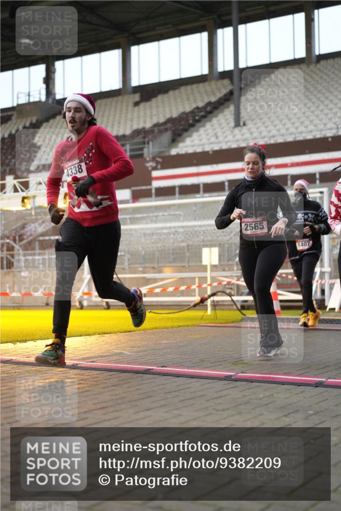 07.12.2025 - St. Pauli X-Mass-Run No. 15 Patografie http://msf.ph/oto/9382209 07.12.2025 10:21:03 Ziel 1386, 1407, 1898, 1900, 2565, 3984, 4338 meine-sportfotos.de