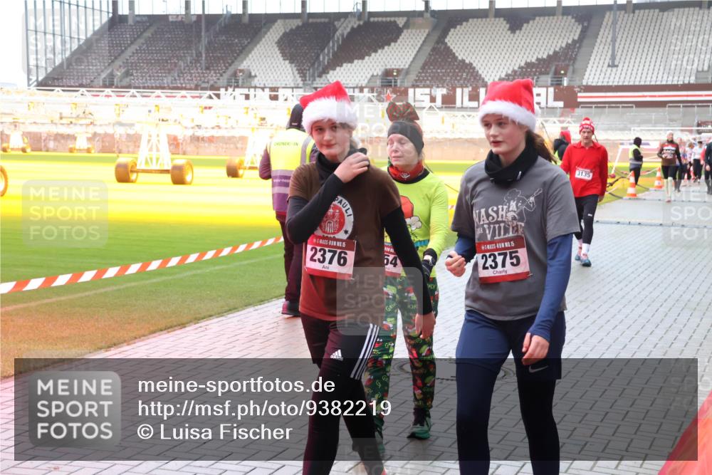 07.12.2025 - St. Pauli X-Mass-Run No. 15 Luisa Fischer http://msf.ph/oto/9382219 07.12.2025 11:21:51 Ziel 15, 2376, 54, 15, 2375, 3135, 98, 105, 111, 232, 241, 1549, 1902, 1907, 1939, 2033, 2197, 2375, 2376, 2473, 2474, 2579, 2854, 2867, 3073, 3135, 3159, 3220, 3283 meine-sportfotos.de