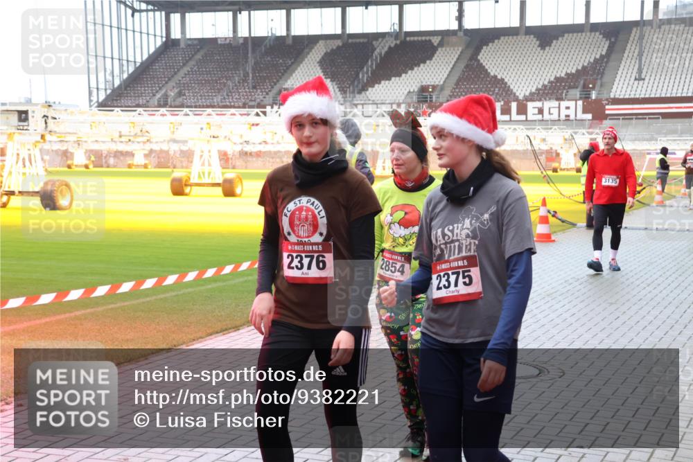 07.12.2025 - St. Pauli X-Mass-Run No. 15 Luisa Fischer http://msf.ph/oto/9382221 07.12.2025 11:21:51 Ziel 3135, 1030, 15, 2376, 15, 2854, 15, 2375, 98, 105, 111, 232, 241, 1549, 1902, 1907, 1939, 2033, 2197, 2375, 2376, 2473, 2474, 2579, 2854, 2867, 3073, 3135, 3159, 3220, 3283 meine-sportfotos.de