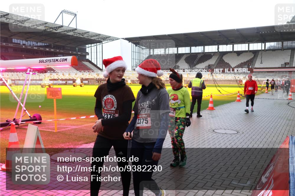 07.12.2025 - St. Pauli X-Mass-Run No. 15 Luisa Fischer http://msf.ph/oto/9382230 07.12.2025 11:21:52 Ziel 15, 2376, 15, 2375, 54, 3135, 98, 105, 111, 232, 241, 1549, 1902, 1907, 1939, 2033, 2197, 2375, 2376, 2473, 2474, 2579, 2854, 2867, 3073, 3135, 3159, 3220, 3283 meine-sportfotos.de