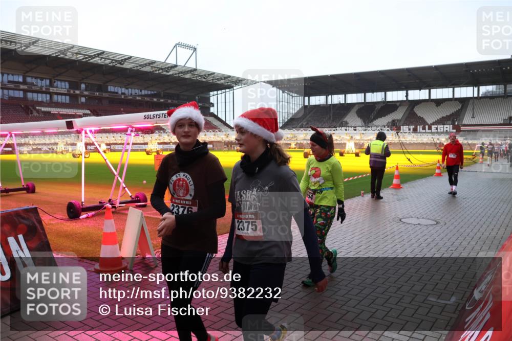 07.12.2025 - St. Pauli X-Mass-Run No. 15 Luisa Fischer http://msf.ph/oto/9382232 07.12.2025 11:21:53 Ziel 15, 2376, 15, 2375, 354, 3135, 98, 105, 111, 232, 241, 1549, 1902, 1907, 1939, 2033, 2197, 2375, 2376, 2473, 2474, 2579, 2854, 2867, 3073, 3135, 3159, 3220, 3283 meine-sportfotos.de