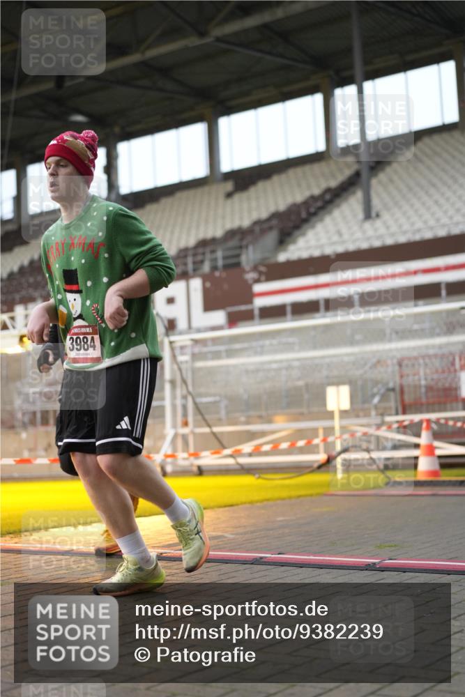 07.12.2025 - St. Pauli X-Mass-Run No. 15 Patografie http://msf.ph/oto/9382239 07.12.2025 10:21:05 Ziel 1386, 1407, 1898, 1900, 2565, 3984, 4338 meine-sportfotos.de