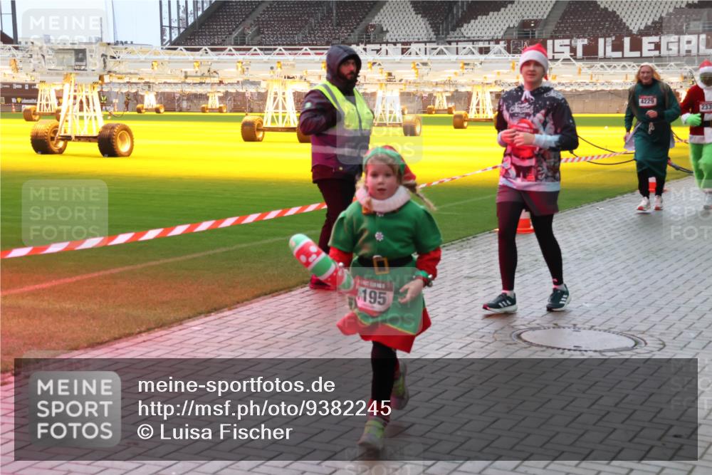 07.12.2025 - St. Pauli X-Mass-Run No. 15 Luisa Fischer http://msf.ph/oto/9382245 07.12.2025 10:48:37 Ziel 195, 4229, 233, 282, 472, 513, 553, 577, 876, 1195, 1265, 1267, 1555, 2028, 2146, 2147, 2232, 2233, 2235, 2239, 2241, 2339, 2501, 2608, 2611, 2796, 2797, 2803, 3018, 3598, 4072, 4229, 4447, 4598, 4863 meine-sportfotos.de