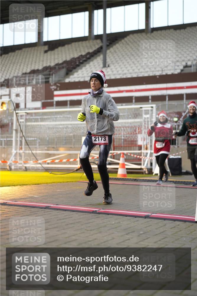 07.12.2025 - St. Pauli X-Mass-Run No. 15 Patografie http://msf.ph/oto/9382247 07.12.2025 10:21:11 Ziel 1326, 1386, 1407, 1898, 1900, 2173, 2565, 3062, 3384, 3848, 3849, 3984, 4117, 4338 meine-sportfotos.de