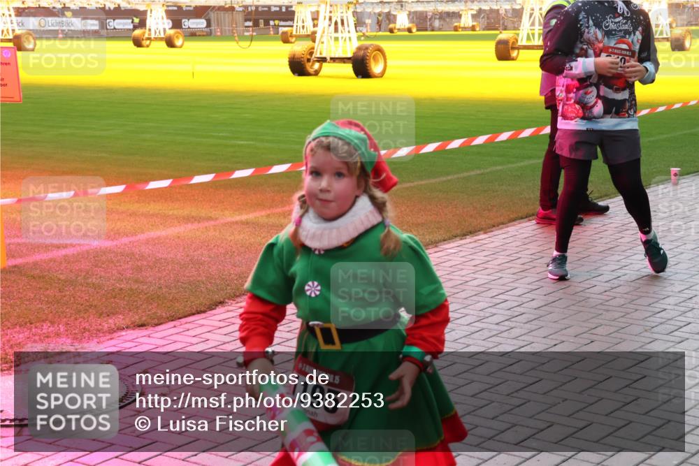 07.12.2025 - St. Pauli X-Mass-Run No. 15 Luisa Fischer http://msf.ph/oto/9382253 07.12.2025 10:48:38 Ziel 0, 15, 1195, 3, 282, 472, 513, 553, 577, 633, 876, 1195, 1265, 1267, 1555, 2028, 2146, 2147, 2232, 2233, 2235, 2239, 2241, 2339, 2501, 2608, 2611, 2796, 2797, 2803, 3018, 3598, 4072, 4229, 4447, 4598, 4863 meine-sportfotos.de