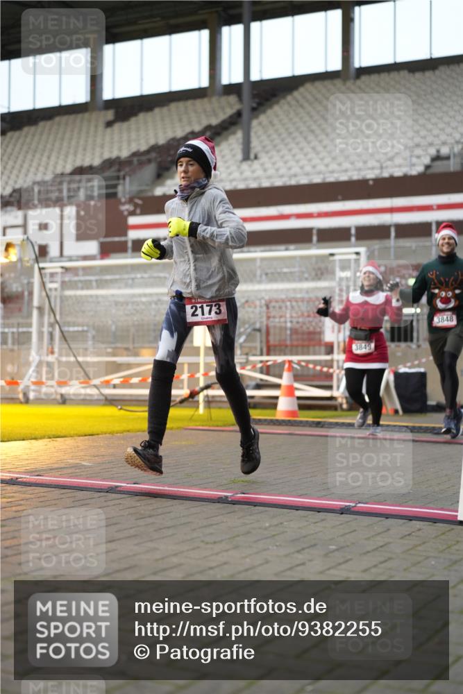 07.12.2025 - St. Pauli X-Mass-Run No. 15 Patografie http://msf.ph/oto/9382255 07.12.2025 10:21:11 Ziel 1326, 1386, 1407, 1898, 1900, 2173, 2565, 3062, 3384, 3848, 3849, 3984, 4117, 4338 meine-sportfotos.de