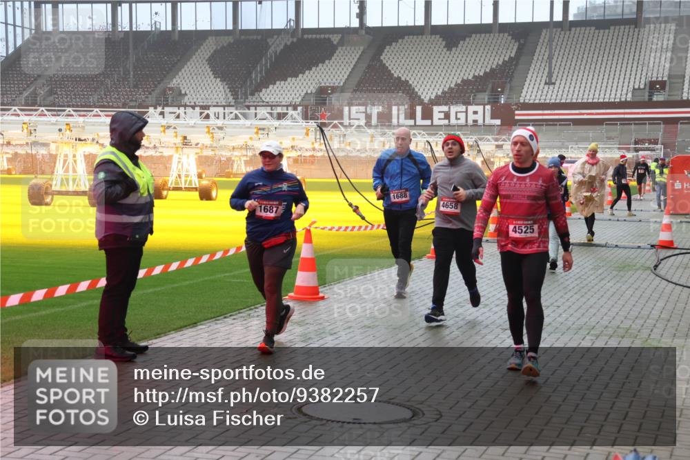 07.12.2025 - St. Pauli X-Mass-Run No. 15 Luisa Fischer http://msf.ph/oto/9382257 07.12.2025 10:12:26 Ziel 1688, 1687, 4658, 4525, 670, 756, 1389, 1526, 1687, 1688, 1833, 2177, 2906, 2909, 3085, 3761, 3767, 3870, 3909, 3932, 3935, 4658 meine-sportfotos.de