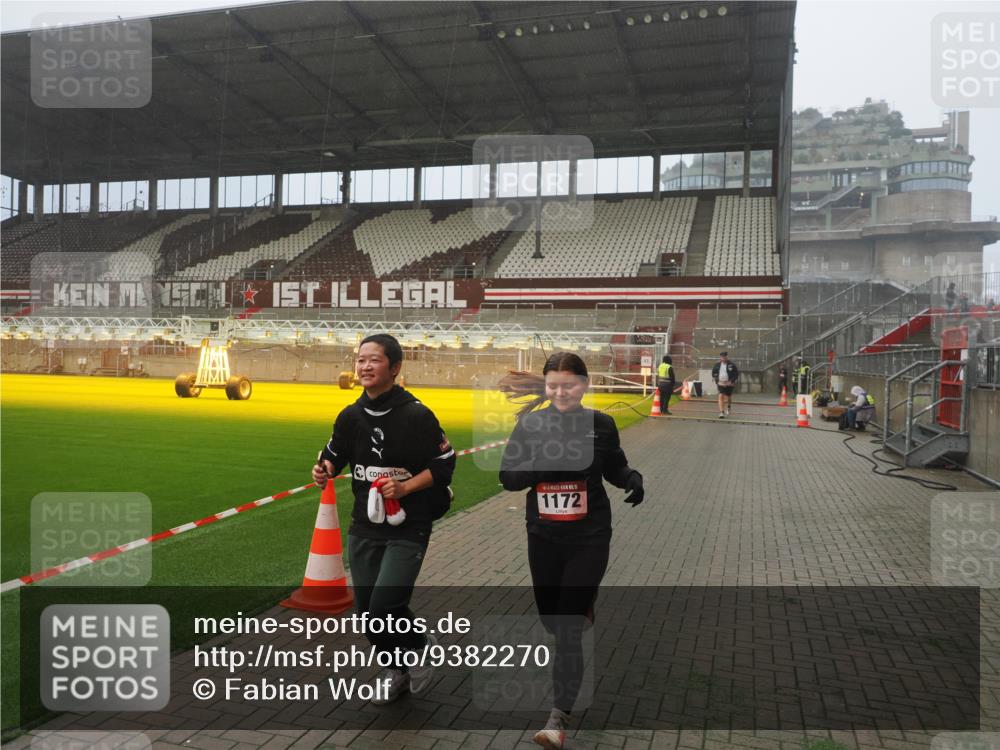 07.12.2025 - St. Pauli X-Mass-Run No. 15 Fabian Wolf http://msf.ph/oto/9382270 07.12.2025 10:09:42 Ziel 800, 1026, 1172, 1191 meine-sportfotos.de