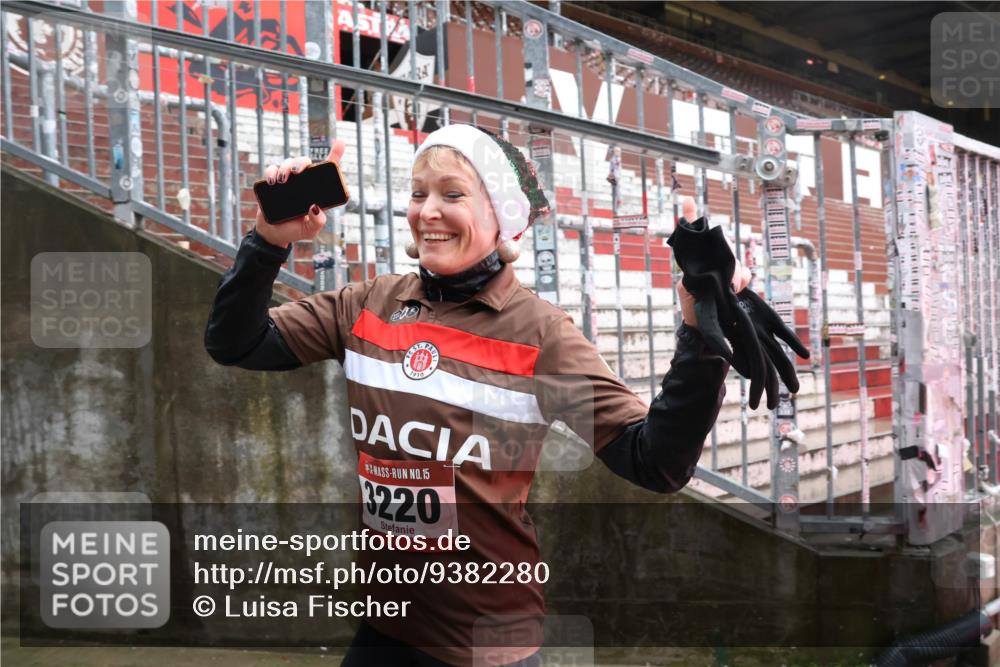 07.12.2025 - St. Pauli X-Mass-Run No. 15 Luisa Fischer http://msf.ph/oto/9382280 07.12.2025 11:22:16 Ziel 1910, 15, 3220, 98, 105, 111, 232, 241, 1284, 1297, 1549, 1775, 1779, 1902, 1904, 1907, 1939, 2033, 2197, 2473, 2474, 3073, 3474, 3475, 3820, 3821 meine-sportfotos.de