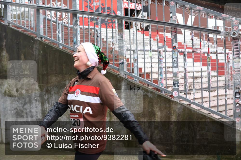 07.12.2025 - St. Pauli X-Mass-Run No. 15 Luisa Fischer http://msf.ph/oto/9382281 07.12.2025 11:22:16 Ziel 220, 98, 105, 111, 232, 241, 1284, 1297, 1549, 1775, 1779, 1902, 1904, 1907, 1939, 2033, 2197, 2473, 2474, 3073, 3474, 3475, 3820, 3821 meine-sportfotos.de