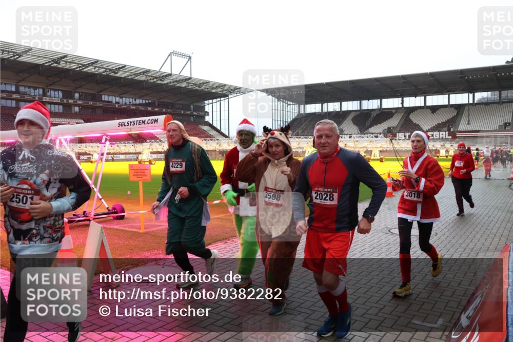 07.12.2025 - St. Pauli X-Mass-Run No. 15 Luisa Fischer http://msf.ph/oto/9382282 07.12.2025 10:48:42 Ziel 555555, 5, 2501, 4229, 2028, 3018, 3598, 876, 233, 282, 290, 472, 513, 553, 577, 633, 876, 935, 1195, 1265, 1267, 1515, 1516, 1517, 1521, 2028, 2146, 2147, 2232, 2233, 2235, 2239, 2241, 2339, 2501, 2608, 2611, 2796, 2797, 2803, 3018, 3598, 4229, 4447, 4598, 4863 meine-sportfotos.de
