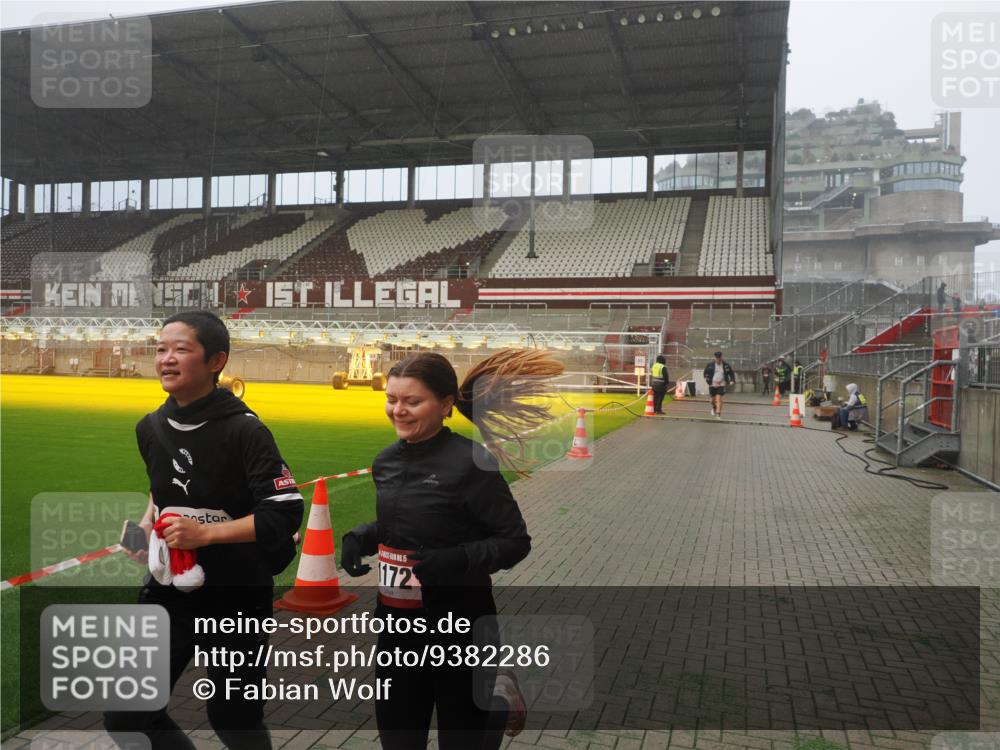07.12.2025 - St. Pauli X-Mass-Run No. 15 Fabian Wolf http://msf.ph/oto/9382286 07.12.2025 10:09:43 Ziel 800, 1026, 1172, 1191 meine-sportfotos.de