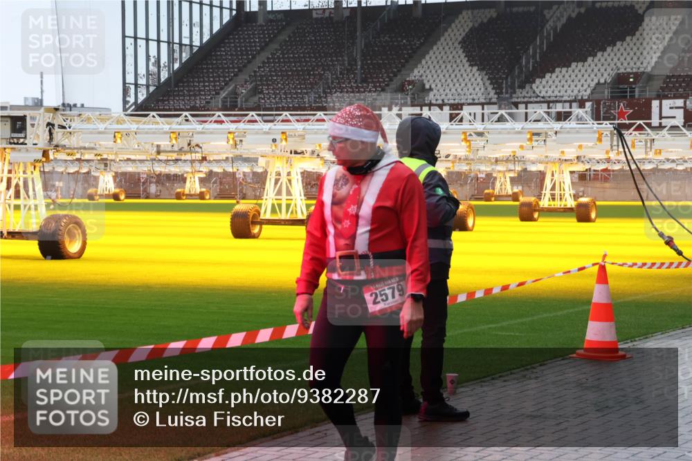 07.12.2025 - St. Pauli X-Mass-Run No. 15 Luisa Fischer http://msf.ph/oto/9382287 07.12.2025 11:22:20 Ziel 2579, 98, 105, 111, 232, 241, 1284, 1297, 1549, 1775, 1779, 1902, 1904, 1907, 1939, 2033, 2197, 2473, 2474, 3073, 3474, 3475, 3820, 3821 meine-sportfotos.de