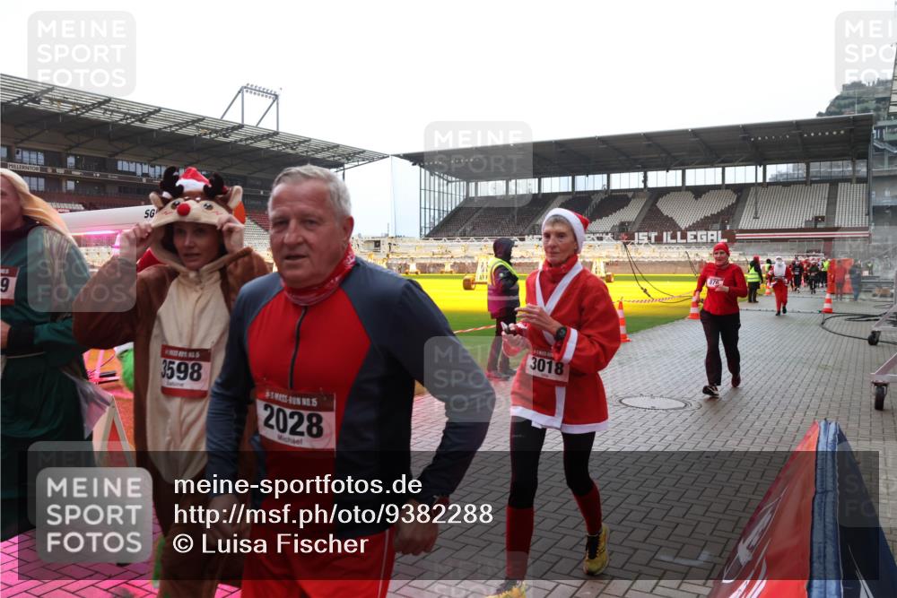 07.12.2025 - St. Pauli X-Mass-Run No. 15 Luisa Fischer http://msf.ph/oto/9382288 07.12.2025 10:48:43 Ziel 115, 9, 3598, 5, 2028, 3018, 233, 282, 290, 472, 513, 553, 577, 633, 876, 935, 1195, 1265, 1267, 1515, 1516, 1517, 1521, 2028, 2146, 2147, 2232, 2233, 2235, 2239, 2241, 2339, 2501, 2608, 2611, 2796, 2797, 2803, 3017, 3018, 3019, 3598, 4229, 4447, 4598, 4863 meine-sportfotos.de