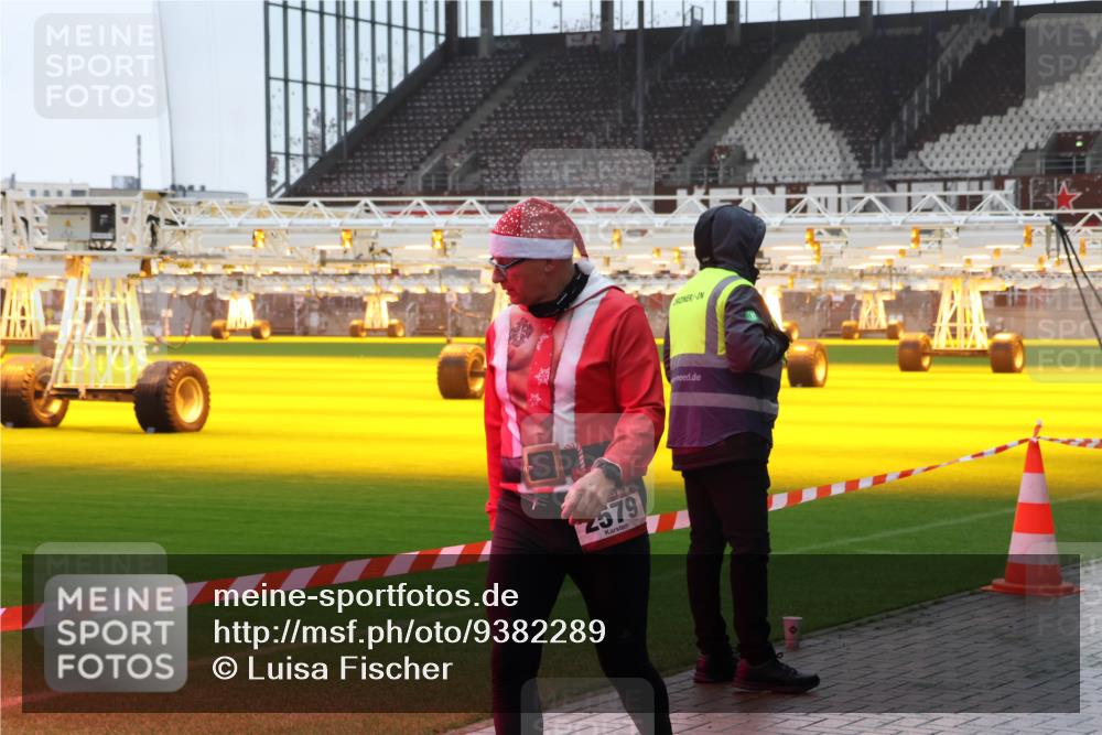07.12.2025 - St. Pauli X-Mass-Run No. 15 Luisa Fischer http://msf.ph/oto/9382289 07.12.2025 11:22:20 Ziel 5, 2579, 98, 105, 111, 232, 241, 1284, 1297, 1549, 1775, 1779, 1902, 1904, 1907, 1939, 2033, 2197, 2473, 2474, 3073, 3474, 3475, 3820, 3821 meine-sportfotos.de
