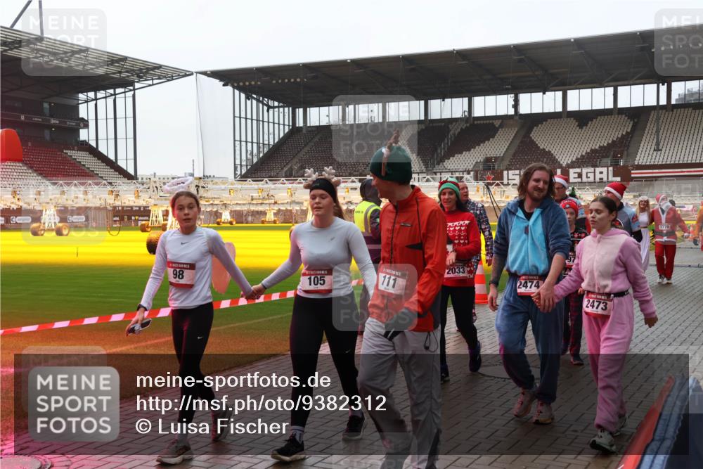 07.12.2025 - St. Pauli X-Mass-Run No. 15 Luisa Fischer http://msf.ph/oto/9382312 07.12.2025 11:22:28 Ziel 98, 2033, 105, 111, 2474, 2473, 1779, 1284, 1297, 1775, 1779, 1904, 1939, 2033, 2197, 2812, 3474, 3475, 3820, 3821 meine-sportfotos.de