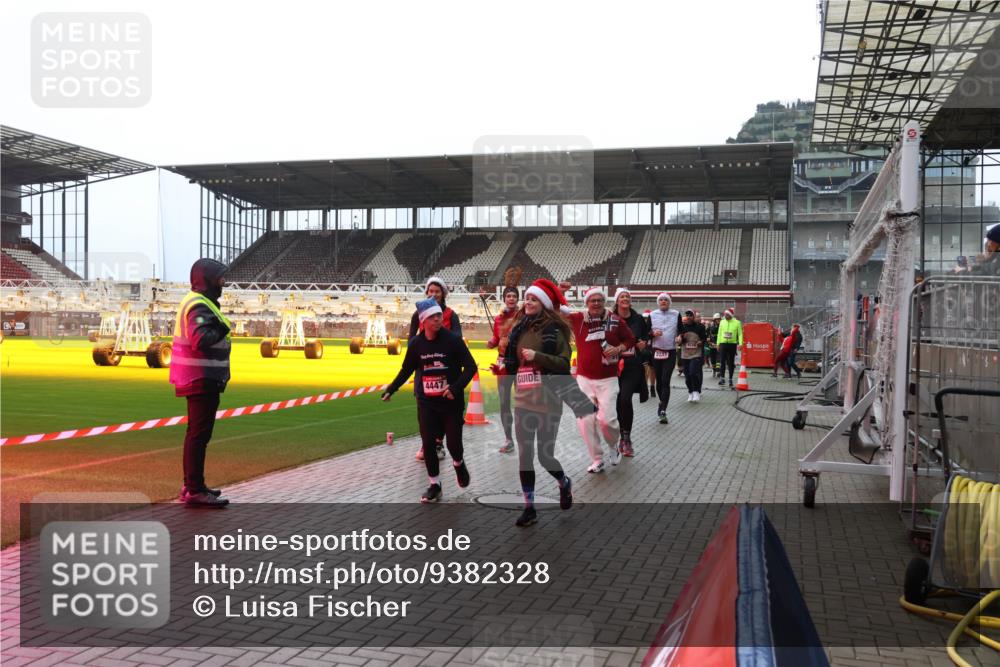 07.12.2025 - St. Pauli X-Mass-Run No. 15 Luisa Fischer http://msf.ph/oto/9382328 07.12.2025 10:48:57 Ziel 4447, 2233, 233, 290, 577, 590, 592, 633, 876, 935, 1009, 1087, 1188, 1189, 1195, 1265, 1267, 1515, 1516, 1517, 1521, 1895, 2028, 2146, 2147, 2232, 2233, 2235, 2239, 2241, 2268, 2269, 2339, 2501, 2512, 2515, 2796, 2797, 2803, 3017, 3018, 3019, 3346, 3598, 4229, 4447, 4598 meine-sportfotos.de