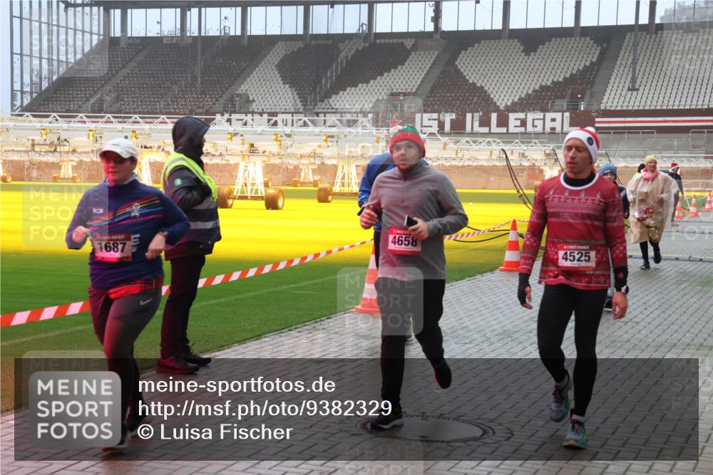 07.12.2025 - St. Pauli X-Mass-Run No. 15 Luisa Fischer http://msf.ph/oto/9382329 07.12.2025 10:12:27 Ziel 1687, 4658, 4525, 670, 756, 1389, 1526, 1687, 1688, 1833, 2177, 2906, 2909, 3085, 3761, 3767, 3870, 3909, 3932, 3935, 4658 meine-sportfotos.de