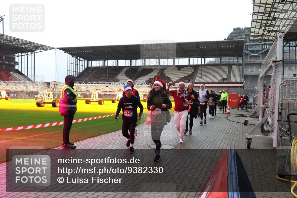 07.12.2025 - St. Pauli X-Mass-Run No. 15 Luisa Fischer http://msf.ph/oto/9382330 07.12.2025 10:48:57 Ziel 4447, 2233, 233, 290, 577, 590, 592, 633, 876, 935, 1009, 1087, 1188, 1189, 1195, 1265, 1267, 1515, 1516, 1517, 1521, 1895, 2028, 2146, 2147, 2232, 2233, 2235, 2239, 2241, 2268, 2269, 2339, 2501, 2512, 2515, 2796, 2797, 2803, 3017, 3018, 3019, 3346, 3598, 4229, 4447, 4598 meine-sportfotos.de