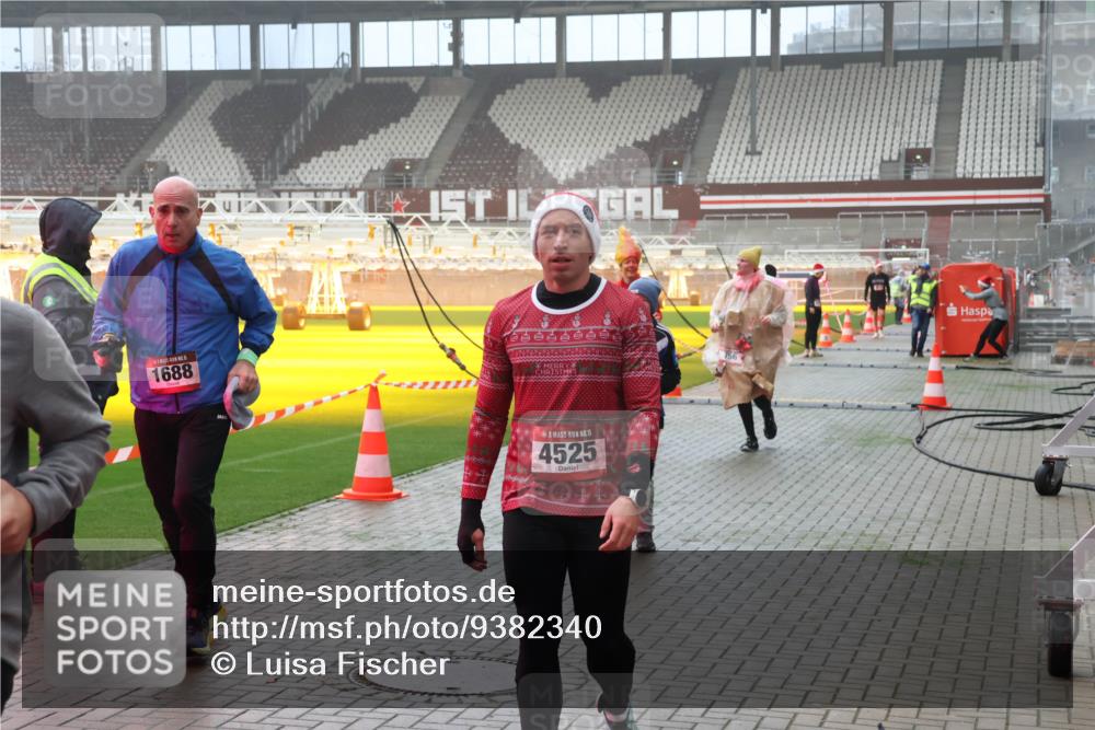 07.12.2025 - St. Pauli X-Mass-Run No. 15 Luisa Fischer http://msf.ph/oto/9382340 07.12.2025 10:12:29 Ziel 5, 1688, 15, 4525, 670, 756, 1072, 1074, 1077, 1389, 1526, 1687, 1688, 1833, 2177, 2906, 2909, 3085, 3761, 3767, 3870, 3909, 3932, 3935, 4658 meine-sportfotos.de