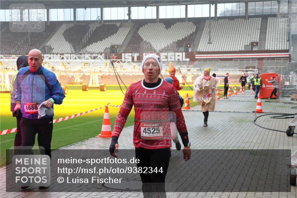 07.12.2025 - St. Pauli X-Mass-Run No. 15 Luisa Fischer http://msf.ph/oto/9382344 07.12.2025 10:12:29 Ziel 15, 1688, 15, 4525, 756, 670, 756, 1072, 1074, 1077, 1389, 1526, 1687, 1688, 1833, 2177, 2906, 2909, 3085, 3761, 3767, 3870, 3909, 3932, 3935, 4658 meine-sportfotos.de