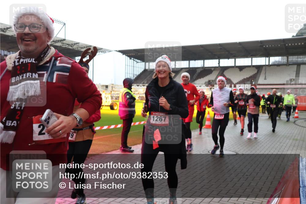 07.12.2025 - St. Pauli X-Mass-Run No. 15 Luisa Fischer http://msf.ph/oto/9382353 07.12.2025 10:49:00 Ziel 2, 2, 89, 609, 1267, 2233, 233, 290, 577, 590, 592, 633, 876, 935, 1009, 1087, 1188, 1189, 1195, 1265, 1267, 1515, 1516, 1517, 1521, 1895, 2028, 2232, 2233, 2235, 2239, 2241, 2268, 2269, 2339, 2501, 2512, 2515, 2796, 2797, 2803, 3017, 3018, 3019, 3346, 3598, 4229, 4447, 4598 meine-sportfotos.de