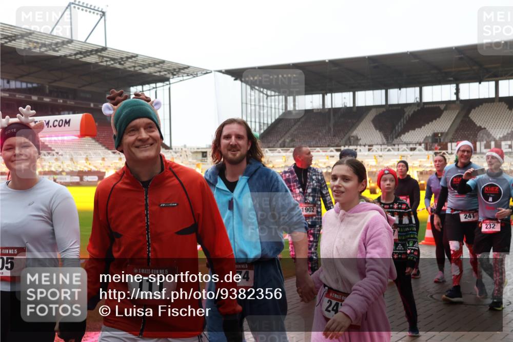 07.12.2025 - St. Pauli X-Mass-Run No. 15 Luisa Fischer http://msf.ph/oto/9382356 07.12.2025 11:22:30 Ziel 1902, 15, 05, 15, 111, 15, 74, 24, 241, 232, 1284, 1297, 1775, 1779, 1904, 1939, 2812, 3474, 3475, 3820, 3821 meine-sportfotos.de