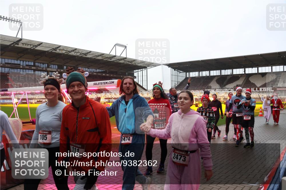 07.12.2025 - St. Pauli X-Mass-Run No. 15 Luisa Fischer http://msf.ph/oto/9382362 07.12.2025 11:22:31 Ziel 1, 15, 105, 111, 2474, 2033, 190, 15, 2473, 907, 241, 232, 4775, 1779, 1284, 1297, 1775, 1779, 1904, 1939, 2812, 3474, 3475, 3820, 3821 meine-sportfotos.de