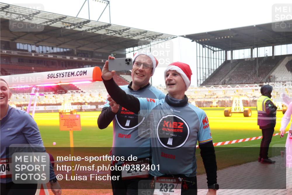 07.12.2025 - St. Pauli X-Mass-Run No. 15 Luisa Fischer http://msf.ph/oto/9382401 07.12.2025 11:22:36 Ziel 15, 04, 15, 241, 15, 232, 1284, 1297, 1775, 1779, 1904, 1939, 2550, 2557, 2812, 2985, 3127, 3474, 3475, 3820, 3821 meine-sportfotos.de