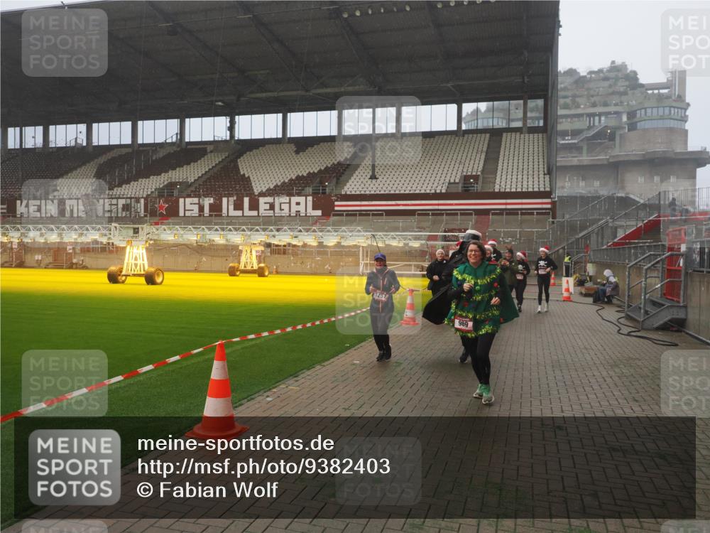 07.12.2025 - St. Pauli X-Mass-Run No. 15 Fabian Wolf http://msf.ph/oto/9382403 07.12.2025 10:09:57 Ziel 989, 1026, 1256, 1257, 1678, 2502, 2504, 2560, 3245, 3246, 3410, 3411 meine-sportfotos.de
