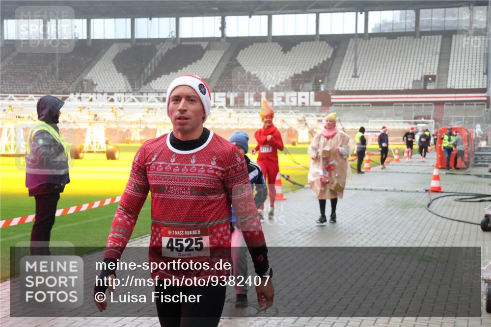 07.12.2025 - St. Pauli X-Mass-Run No. 15 Luisa Fischer http://msf.ph/oto/9382407 07.12.2025 10:12:30 Ziel 15, 4525, 670, 756, 1070, 1072, 1074, 1077, 1389, 1526, 1687, 1688, 1833, 2177, 2906, 2909, 3085, 3761, 3767, 3870, 3909, 3932, 3935, 4658 meine-sportfotos.de