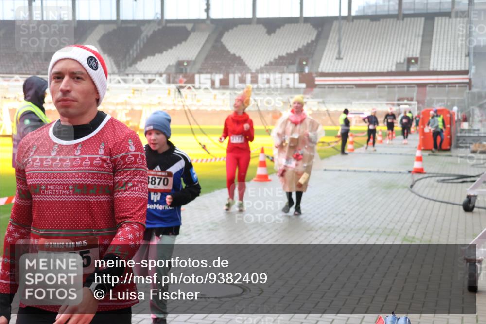 07.12.2025 - St. Pauli X-Mass-Run No. 15 Luisa Fischer http://msf.ph/oto/9382409 07.12.2025 10:12:31 Ziel 6666666, 3870, 15, 4525, 670, 756, 1070, 1072, 1074, 1077, 1389, 1526, 1687, 1688, 1833, 2177, 2906, 2909, 3085, 3761, 3767, 3870, 3909, 3932, 3935, 4658 meine-sportfotos.de