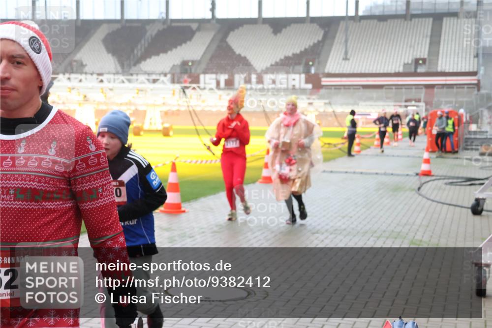 07.12.2025 - St. Pauli X-Mass-Run No. 15 Luisa Fischer http://msf.ph/oto/9382412 07.12.2025 10:12:31 Ziel 200, 15, 25, 670, 756, 1070, 1072, 1074, 1077, 1389, 1526, 1687, 1688, 1833, 2177, 2906, 2909, 3085, 3761, 3767, 3870, 3909, 3932, 3935, 4658 meine-sportfotos.de