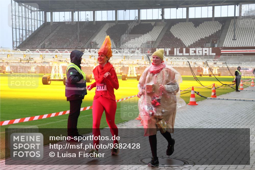 07.12.2025 - St. Pauli X-Mass-Run No. 15 Luisa Fischer http://msf.ph/oto/9382428 07.12.2025 10:12:33 Ziel 2177, 756, 670, 756, 1070, 1072, 1074, 1077, 1389, 1526, 1687, 1688, 1833, 2177, 2906, 3761, 3767, 3870, 3909, 3932, 3935, 4658 meine-sportfotos.de