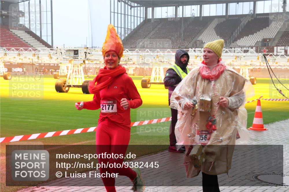 07.12.2025 - St. Pauli X-Mass-Run No. 15 Luisa Fischer http://msf.ph/oto/9382445 07.12.2025 10:12:34 Ziel 15, 2177, 156, 756, 1070, 1072, 1074, 1077, 1389, 1526, 1687, 1688, 1833, 2177, 2906, 3761, 3767, 3870, 3909, 3932, 3935, 4658 meine-sportfotos.de