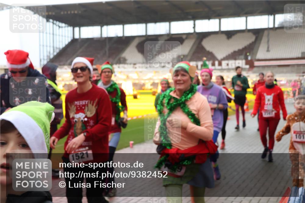 07.12.2025 - St. Pauli X-Mass-Run No. 15 Luisa Fischer http://msf.ph/oto/9382452 07.12.2025 10:49:14 Ziel 1521, 101, 233, 290, 379, 577, 590, 592, 633, 935, 1009, 1019, 1087, 1155, 1164, 1166, 1188, 1189, 1265, 1267, 1515, 1516, 1517, 1521, 1895, 2232, 2233, 2235, 2239, 2241, 2268, 2269, 2512, 2515, 2796, 2797, 2803, 3017, 3019, 3346, 3369, 4447, 4598 meine-sportfotos.de