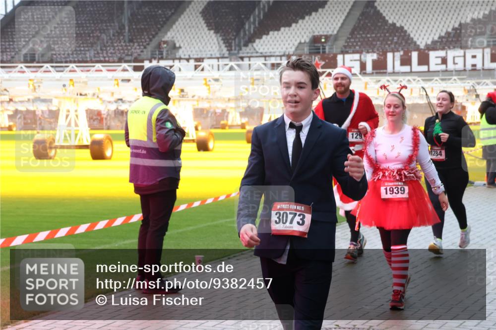 07.12.2025 - St. Pauli X-Mass-Run No. 15 Luisa Fischer http://msf.ph/oto/9382457 07.12.2025 11:22:44 Ziel 129, 1284, 15, 3073, 1939, 520, 1284, 1297, 1349, 1391, 1431, 1775, 1779, 1904, 2550, 2557, 2812, 2985, 3127, 3474, 3475, 3820, 3821 meine-sportfotos.de