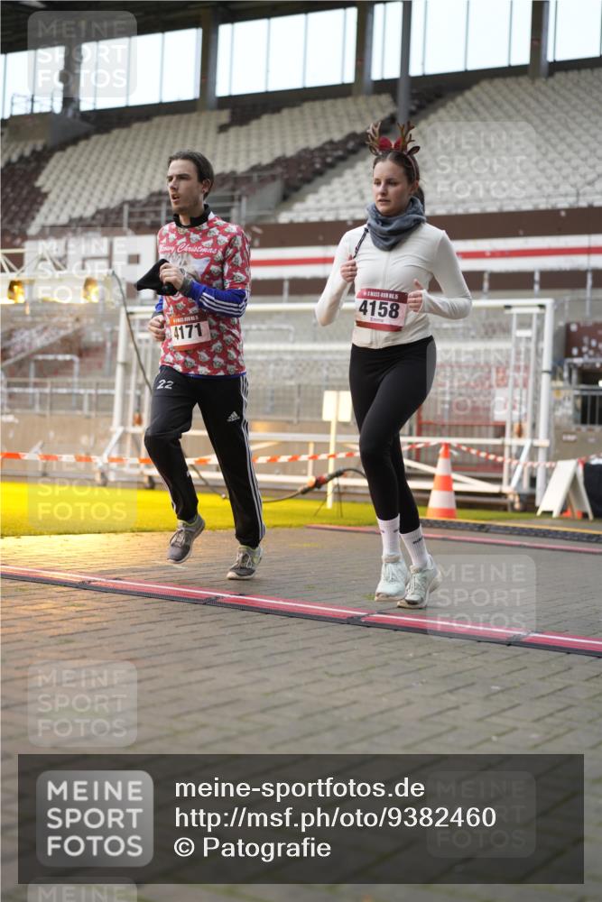 07.12.2025 - St. Pauli X-Mass-Run No. 15 Patografie http://msf.ph/oto/9382460 07.12.2025 10:21:29 Ziel 149, 270, 1326, 2927, 2997, 3062, 3091, 3384, 3540, 3541, 3988, 4117, 4158, 4169, 4170 meine-sportfotos.de