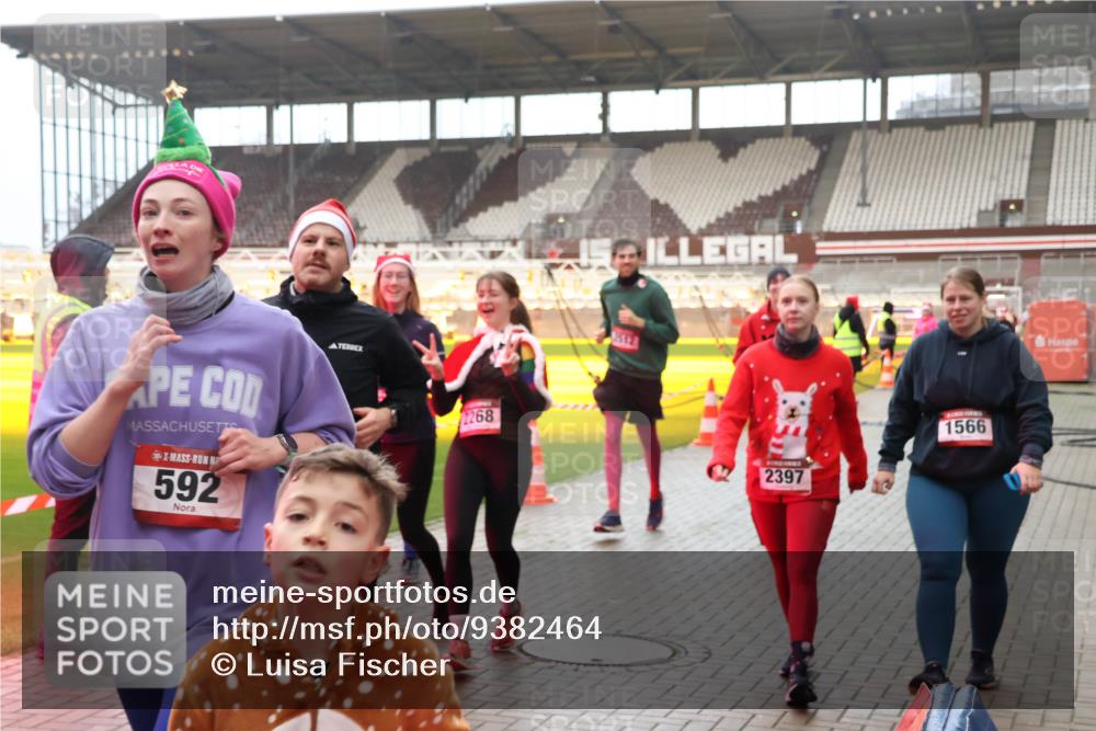 07.12.2025 - St. Pauli X-Mass-Run No. 15 Luisa Fischer http://msf.ph/oto/9382464 07.12.2025 10:49:16 Ziel 592, 2268, 2512, 2397, 1566, 191, 194, 233, 290, 379, 471, 577, 590, 592, 633, 935, 1009, 1019, 1087, 1155, 1164, 1166, 1188, 1189, 1265, 1267, 1515, 1516, 1517, 1521, 1895, 2232, 2233, 2235, 2239, 2241, 2268, 2269, 2512, 2515, 2796, 2797, 2803, 3017, 3019, 3346, 3369, 4447, 4598 meine-sportfotos.de