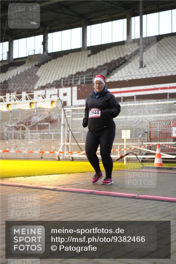 07.12.2025 - St. Pauli X-Mass-Run No. 15 Patografie http://msf.ph/oto/9382466 07.12.2025 10:21:46 Ziel 2944, 2945 meine-sportfotos.de