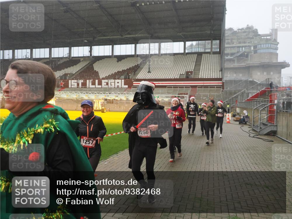 07.12.2025 - St. Pauli X-Mass-Run No. 15 Fabian Wolf http://msf.ph/oto/9382468 07.12.2025 10:09:59 Ziel 989, 1026, 1256, 1257, 1678, 2502, 2504, 2560, 3245, 3246, 3410, 3411 meine-sportfotos.de