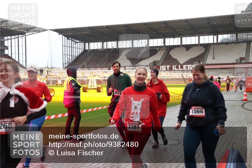 07.12.2025 - St. Pauli X-Mass-Run No. 15 Luisa Fischer http://msf.ph/oto/9382480 07.12.2025 10:49:18 Ziel 268, 2512, 2397, 1566, 191, 194, 233, 290, 379, 471, 577, 590, 592, 633, 935, 1009, 1019, 1087, 1155, 1164, 1166, 1188, 1189, 1267, 1515, 1516, 1517, 1521, 1895, 2232, 2233, 2235, 2239, 2241, 2268, 2269, 2512, 2515, 2796, 2797, 2921, 2933, 3017, 3019, 3346, 3369, 4447, 4598 meine-sportfotos.de