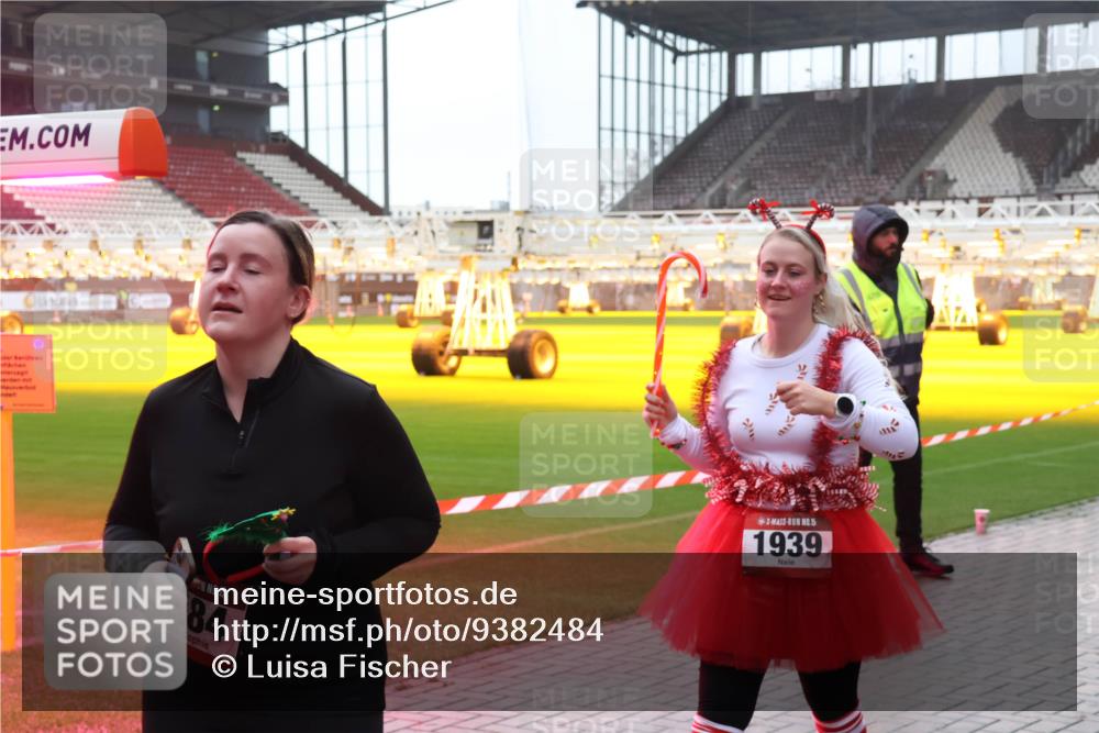 07.12.2025 - St. Pauli X-Mass-Run No. 15 Luisa Fischer http://msf.ph/oto/9382484 07.12.2025 11:22:49 Ziel 15, 84, 15, 1939, 520, 1018, 1349, 1391, 1431, 1775, 1779, 1904, 2550, 2557, 2812, 2985, 3127, 3474, 3475, 3820, 3821 meine-sportfotos.de