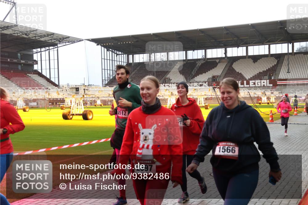 07.12.2025 - St. Pauli X-Mass-Run No. 15 Luisa Fischer http://msf.ph/oto/9382486 07.12.2025 10:49:18 Ziel 2512, 2397, 1566, 191, 194, 233, 290, 379, 471, 577, 590, 592, 633, 935, 1009, 1019, 1087, 1155, 1164, 1166, 1188, 1189, 1267, 1515, 1516, 1517, 1521, 1895, 2232, 2233, 2235, 2239, 2241, 2268, 2269, 2512, 2515, 2796, 2797, 2921, 2933, 3017, 3019, 3346, 3369, 4447, 4598 meine-sportfotos.de