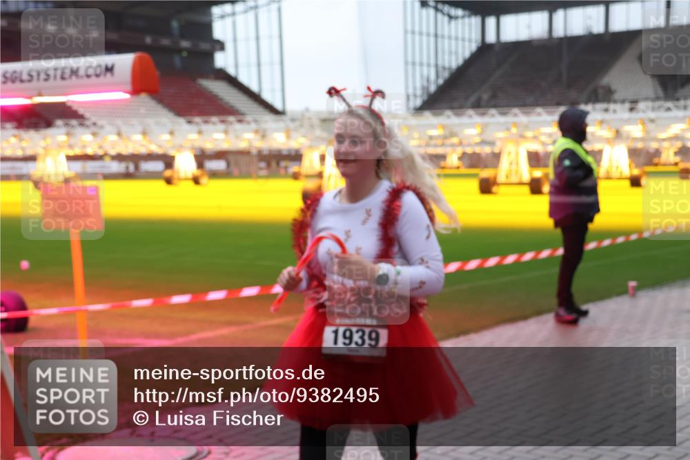 07.12.2025 - St. Pauli X-Mass-Run No. 15 Luisa Fischer http://msf.ph/oto/9382495 07.12.2025 11:22:50 Ziel 1939, 520, 1018, 1349, 1391, 1431, 1904, 2550, 2557, 2812, 2985, 3127, 3474, 3475, 3820, 3821 meine-sportfotos.de