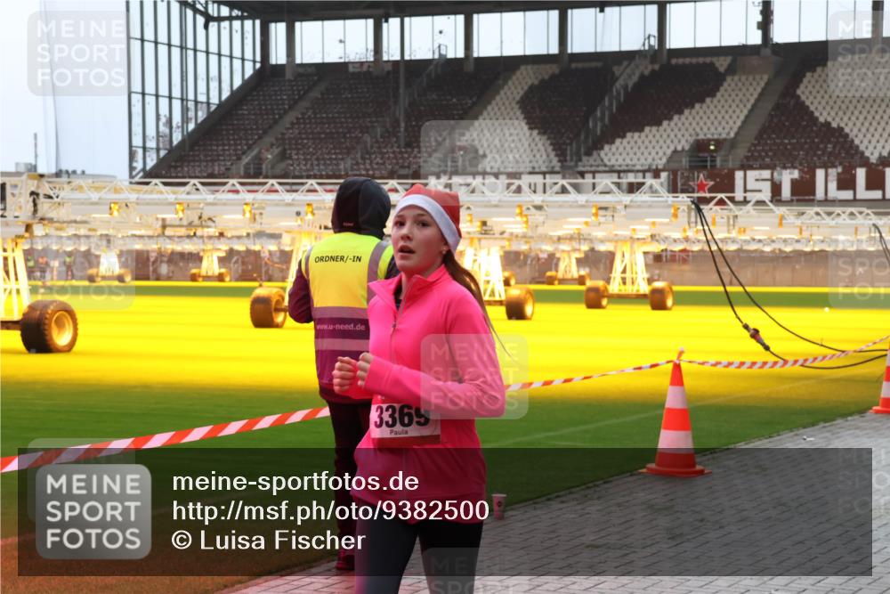 07.12.2025 - St. Pauli X-Mass-Run No. 15 Luisa Fischer http://msf.ph/oto/9382500 07.12.2025 10:49:21 Ziel 3369, 191, 194, 233, 290, 379, 471, 577, 590, 592, 633, 935, 1009, 1019, 1087, 1155, 1164, 1166, 1188, 1189, 1370, 1372, 1515, 1516, 1517, 1521, 1895, 2232, 2268, 2269, 2512, 2515, 2921, 2933, 3017, 3019, 3346, 3369, 4598 meine-sportfotos.de